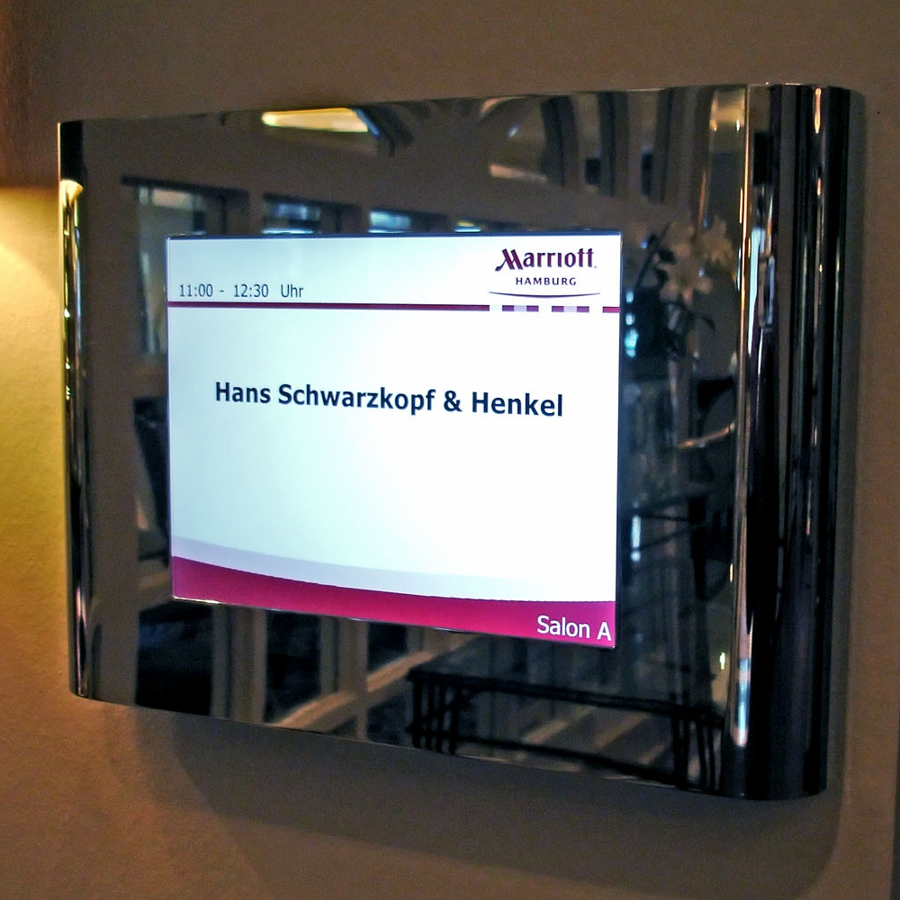 A viewMAX 10 display at the Marriott Hotel Hamburg