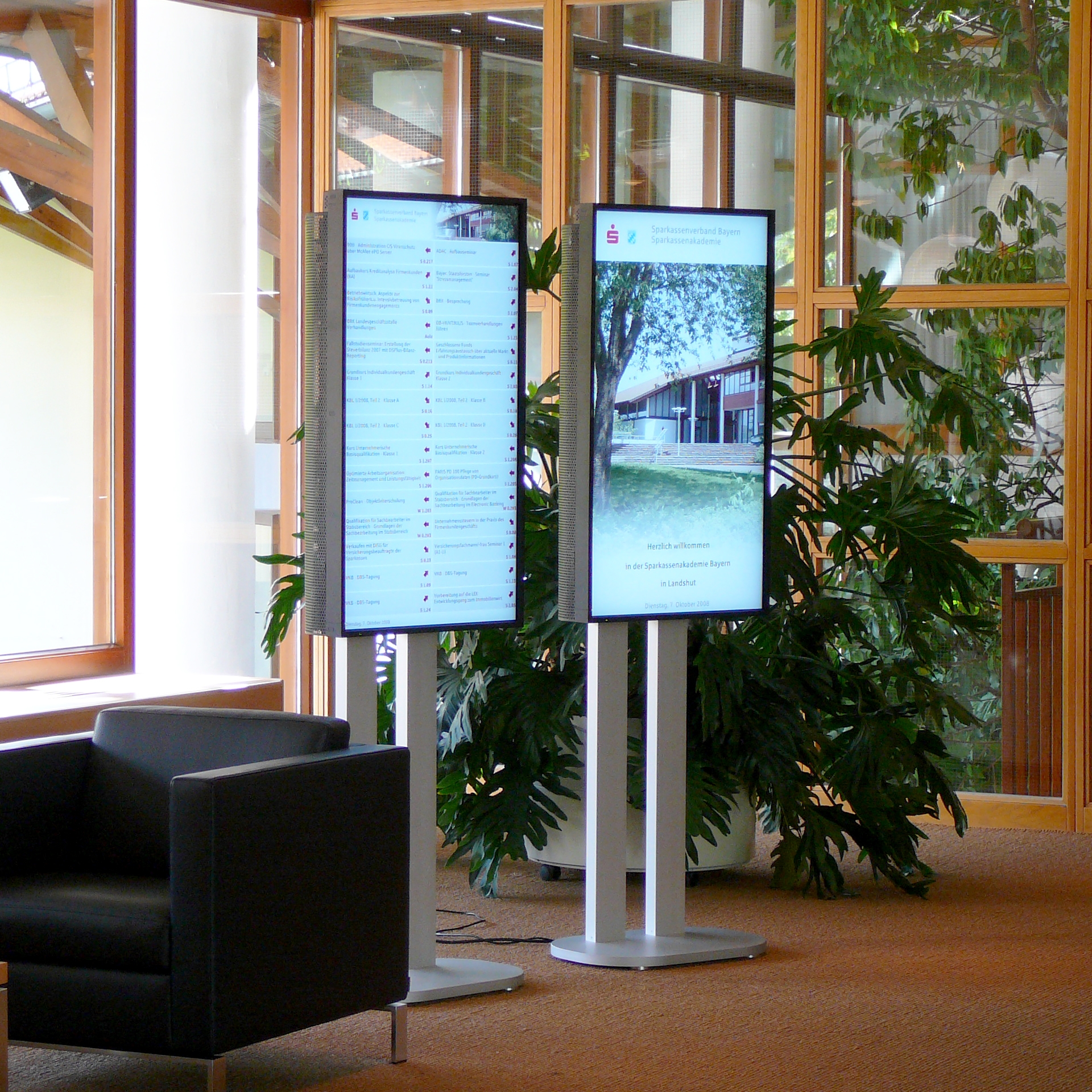Public Displays in der Sparkassenakademie Landshut